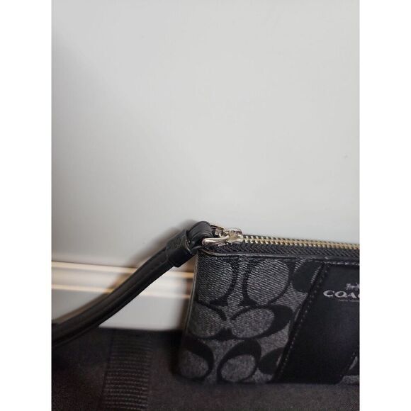 COACH CORNER ZIP WRISTLET (SILVER/BLACK SMOKE) - Picture 5 of 5